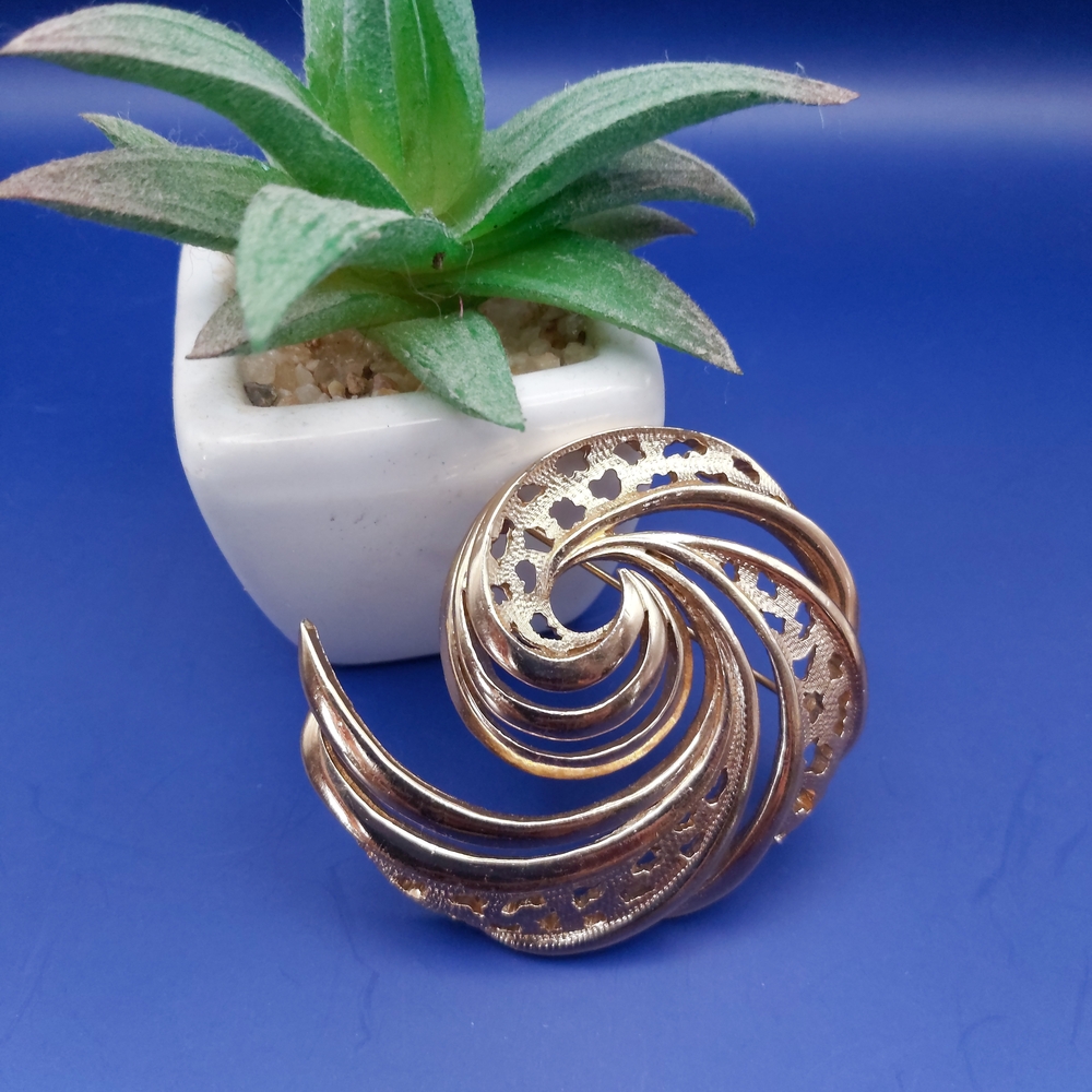 🕰 Monet Gold Filigree Swirl Brooch